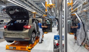 Volkswagen rallenta sull’elettrico, stop temporaneo a due stabilimenti in Germania