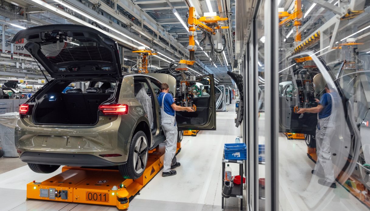 Volkswagen rallenta sull’elettrico, stop temporaneo a due stabilimenti in Germania