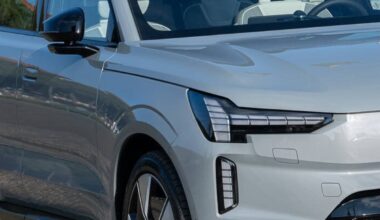 Volvo EX90, il SUV elettrico con 7 posti e 600 km di autonomia: i prezzi