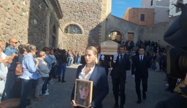 In migliaia per l’ultimo saluto a Cinzia Pinna: «Ora lasciamola riposare in pace»