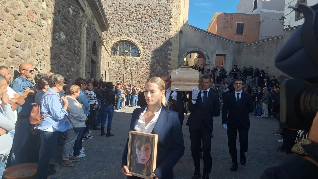 In migliaia per l’ultimo saluto a Cinzia Pinna: «Ora lasciamola riposare in pace»