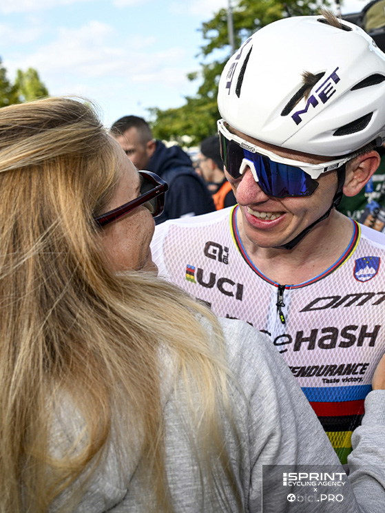 Il bacio fra Urska e Tadej al suo arrivo a Ronse, replicando una settimana dopo quanto avvenuto a Kigali