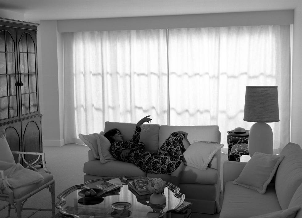 Jeff Wall Woman with a necklace 2021 Silver gelatin print 163.6 x 227.6 cm jeff wall woman with a necklace 2021 silver gelatin print 163.6 x 227.6 cm