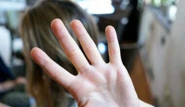 Ragazzina costretta ad atti sessuali con la madre e il convivente chiama il Telefono Azzurro: arrestata la coppia