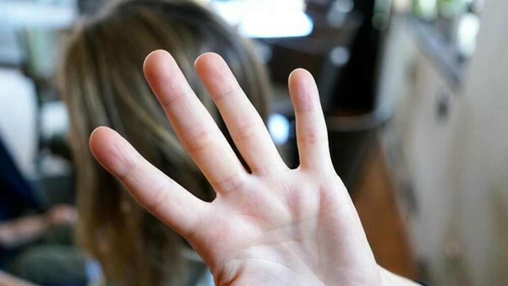 Ragazzina costretta ad atti sessuali con la madre e il convivente chiama il Telefono Azzurro: arrestata la coppia