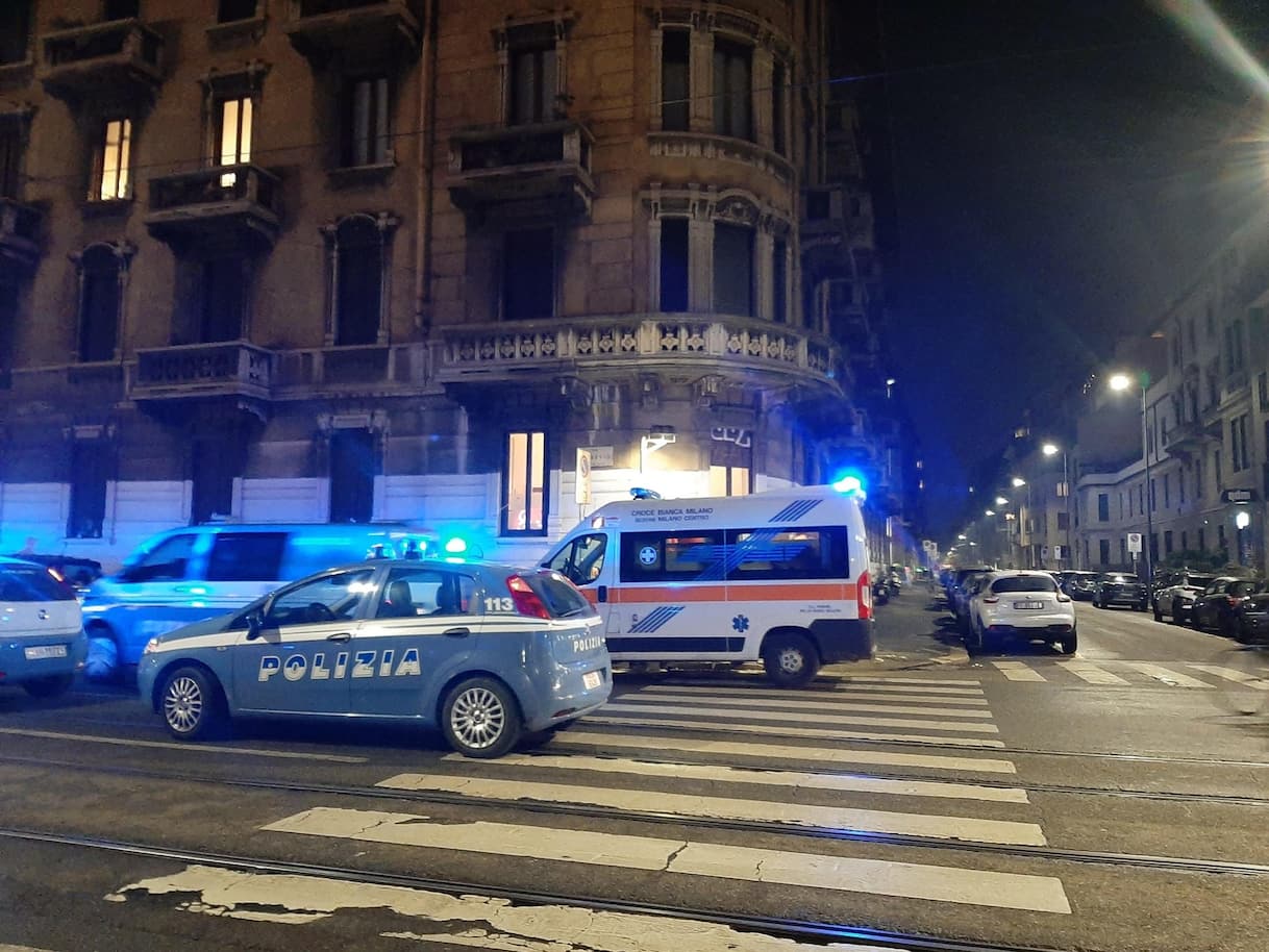 Due giovani accoltellati in centro a Milano, uno gravissimo
