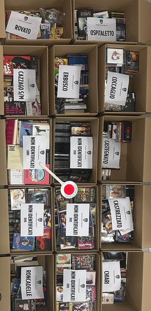 In casa centinaia di dvd e libri rubati nelle biblioteche del Bresciano: arrestato 41enne di Castrezzato