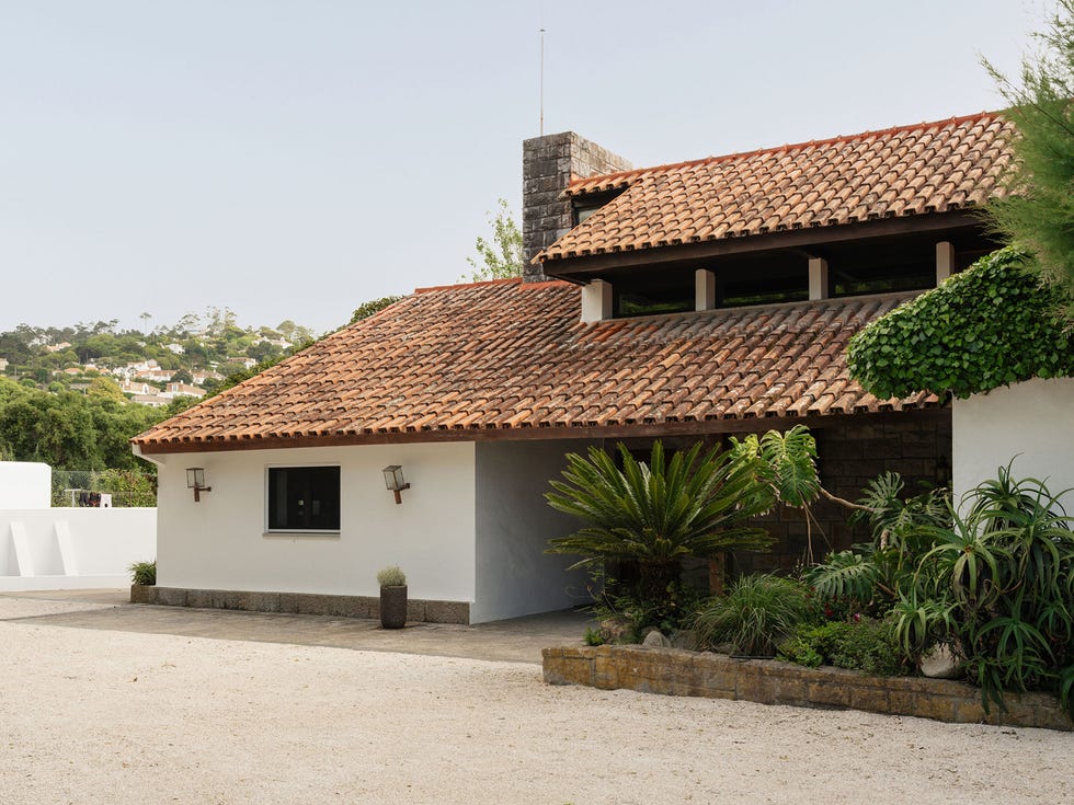 una casa de campo con piezas actuales y arquitectura de los 60 de alicia murphy