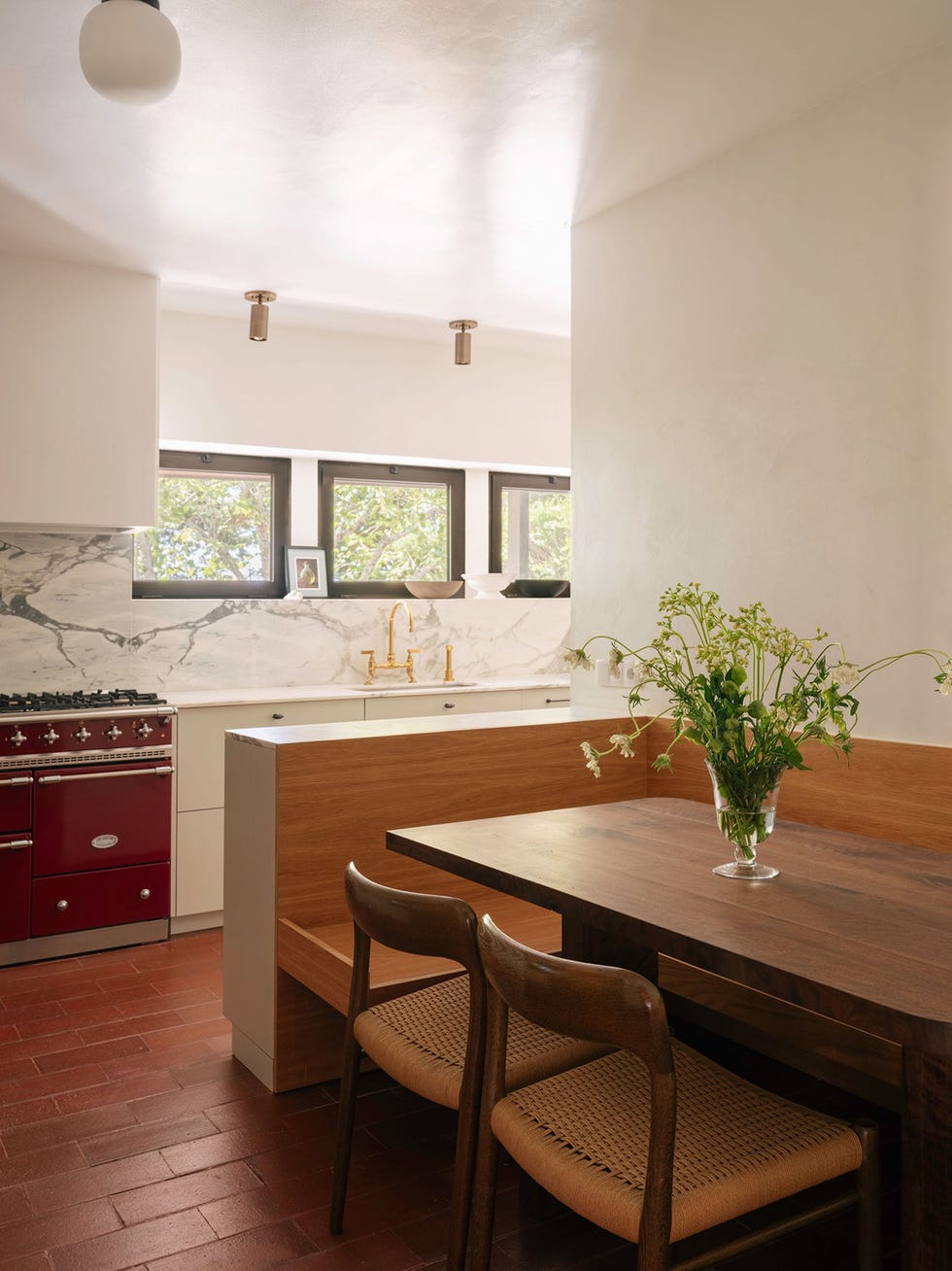 casa de los 60 con decoracion actual que mezcla vintage y muebles de hoy