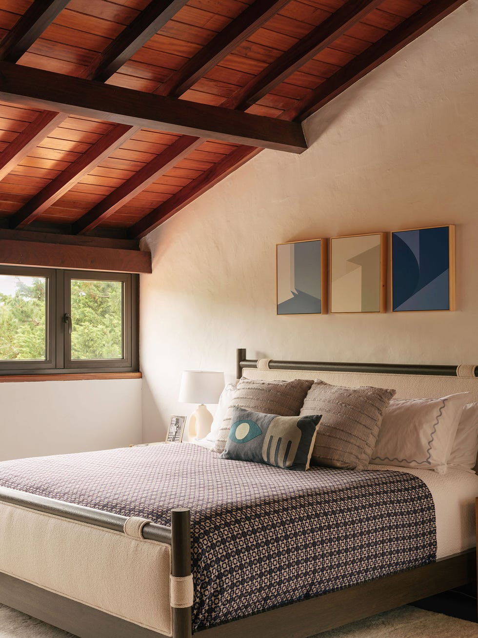 casa de los 60 con decoracion actual que mezcla vintage y muebles de hoy