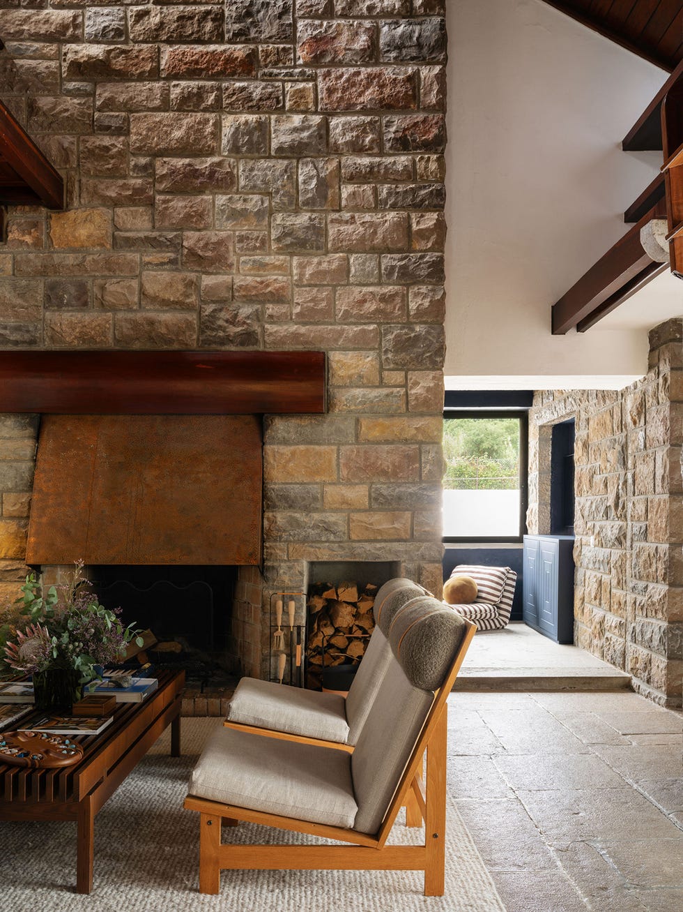 una casa de campo con piezas actuales y arquitectura moderna