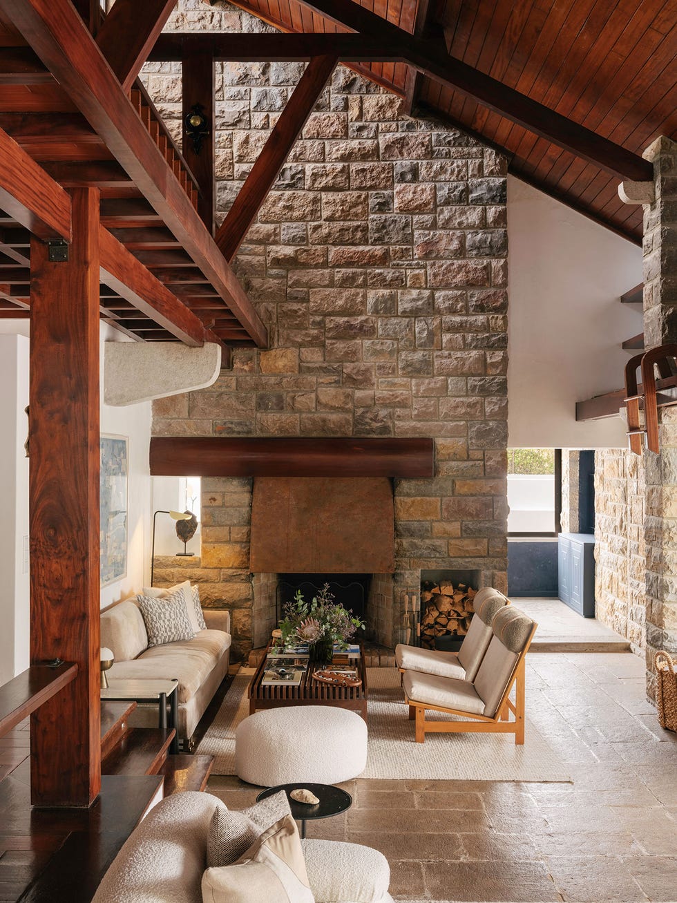 una casa de los 60 con chimenea de piedra y muebles vintage
