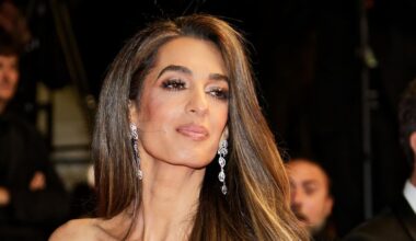 Amal Clooney cambia look e questo é il migliore gloss per i suoi capelli