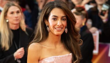 Le foto del look di Amal Clooney con un vestito elegante rosa