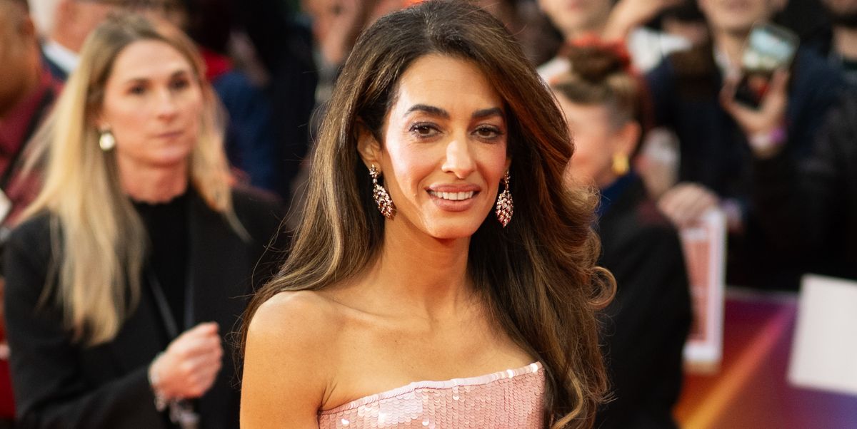 Le foto del look di Amal Clooney con un vestito elegante rosa