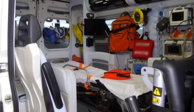 Roma, bambino si sporge dalla finestra e precipita: è grave