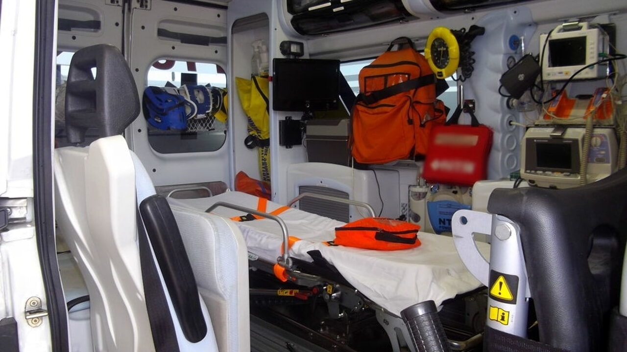 Roma, bambino si sporge dalla finestra e precipita: è grave