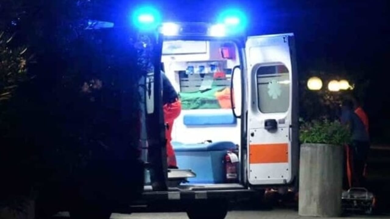 ragazzo di 22 anni accoltellato nel parcheggio di una discoteca in via Barendson
