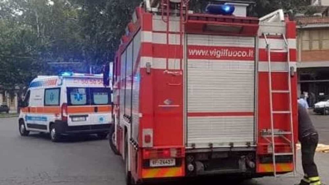 con l'auto contro il tir, muore un uomo