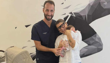 Alessandra Amoroso porta la figlia Penelope dall'osteopata. La foto tenerissima