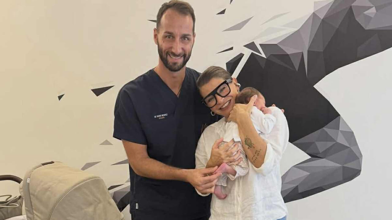 Alessandra Amoroso porta la figlia Penelope dall'osteopata. La foto tenerissima