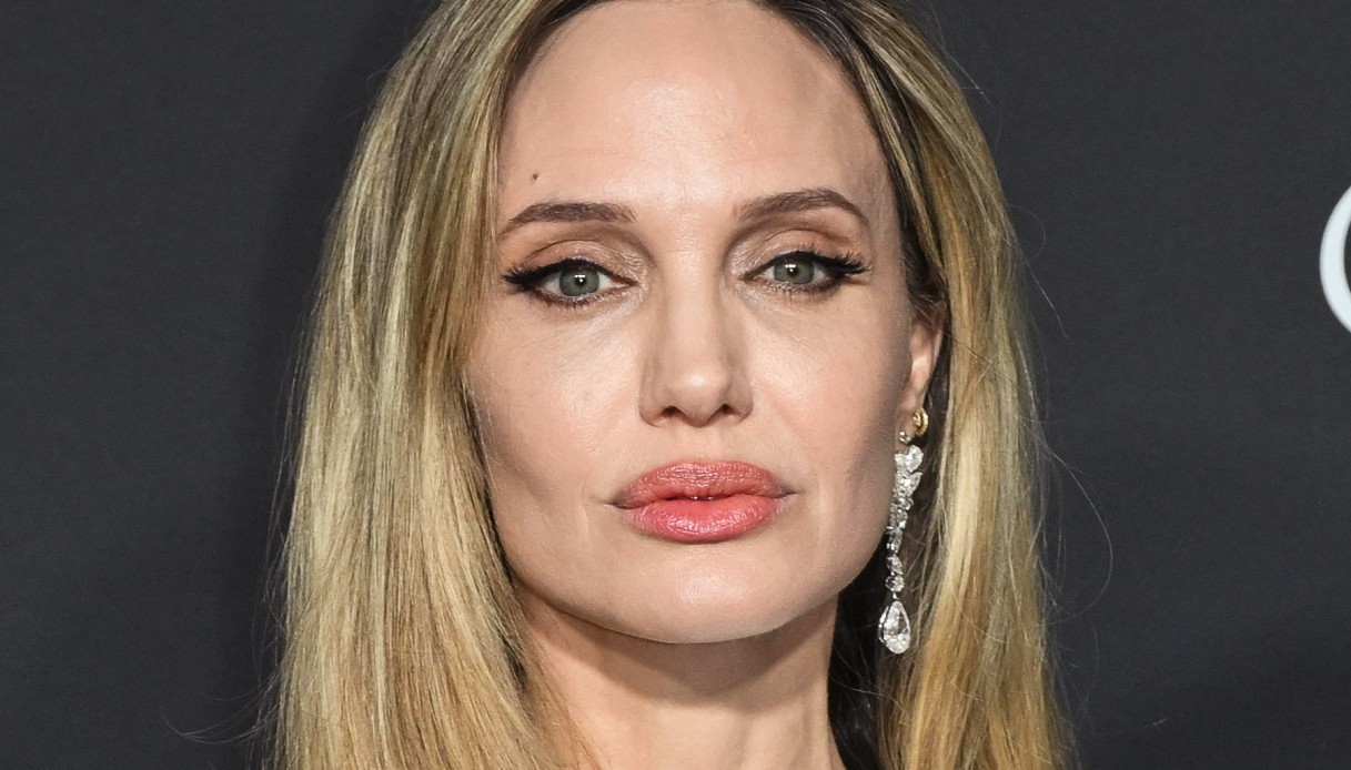 "Preoccupata per la salute dei nostri figli". E chiede 30.000 dollari a Brad Pitt