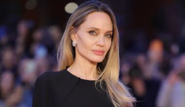 Angelina Jolie alla Festa del Cinema di Roma 2025: il look dark chic con abito cappa e ankle boots di vernice