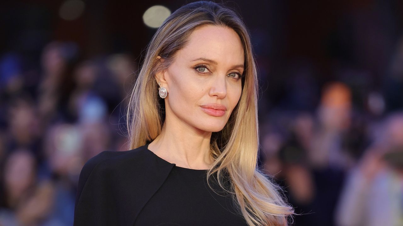 Angelina Jolie alla Festa del Cinema di Roma 2025: il look dark chic con abito cappa e ankle boots di vernice