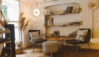 Colori neutri e dettagli forti, la tendenza soft-bold dell’autunno 2025