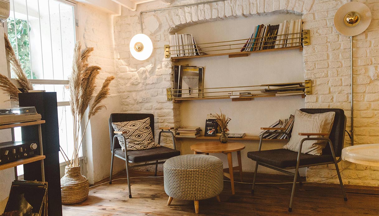 Colori neutri e dettagli forti, la tendenza soft-bold dell’autunno 2025