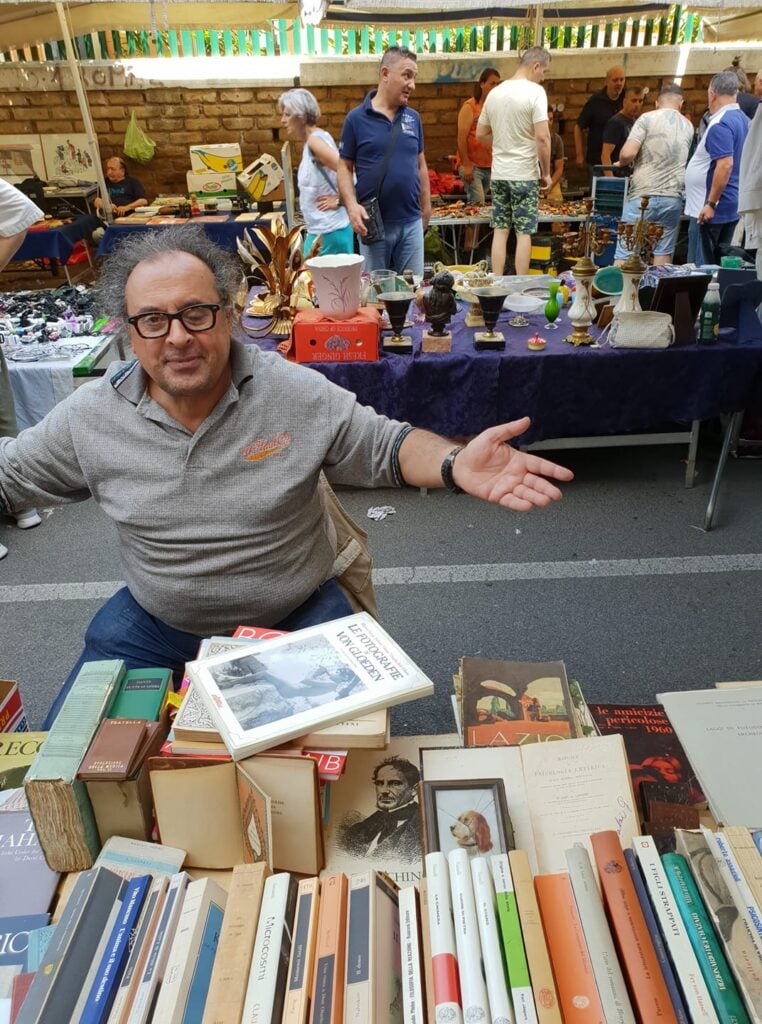 antonio martino porta portese La storia di Antonio Martino detto Totò, leggendario libraio di Porta Portese a Roma 