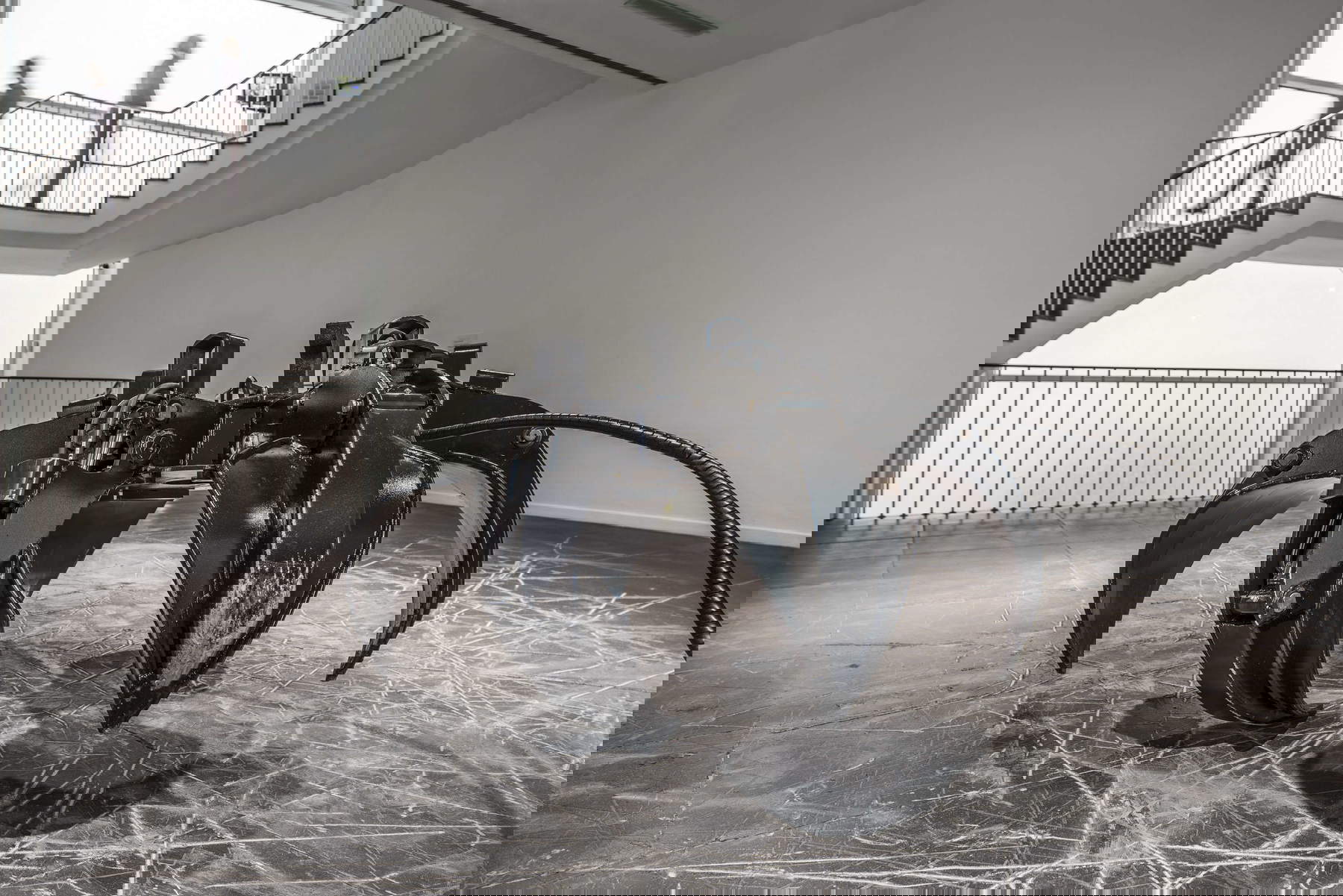 Arcangelo Sassolino, Hunger (2008; acciaio e sistema idraulico, 95 x 100 x 100 cm)