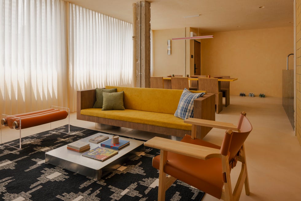 fundador ascend design reforma fragmentado piso de vivienda publica en un moderno apartamento con azulejos, marmol y vigas expuestas