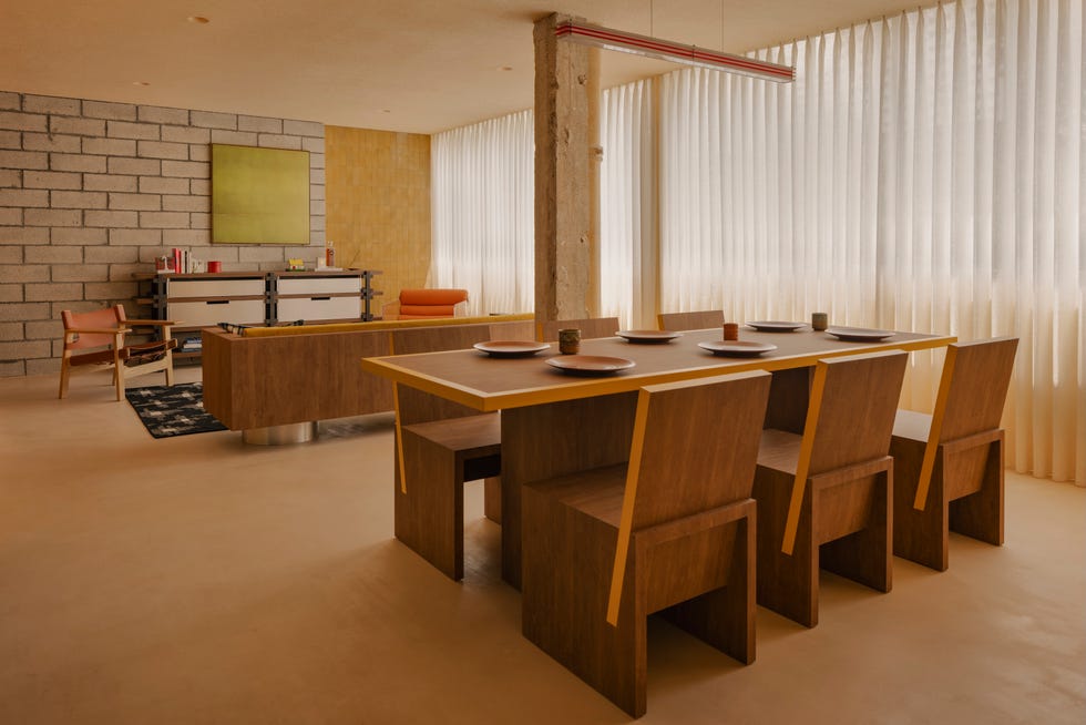 fundador ascend design reforma fragmentado piso de vivienda publica en un moderno apartamento con azulejos, marmol y vigas expuestas