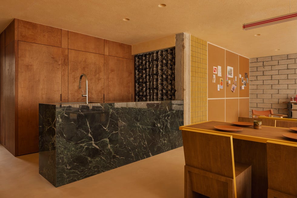 fundador ascend design reforma fragmentado piso de vivienda publica en un moderno apartamento con azulejos, marmol y vigas expuestas