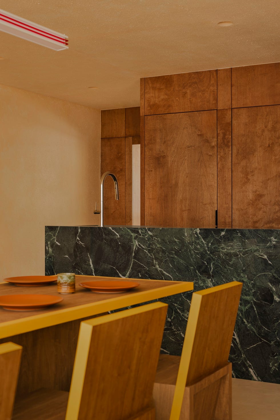 fundador ascend design reforma fragmentado piso de vivienda publica en un moderno apartamento con azulejos, marmol y vigas expuestas