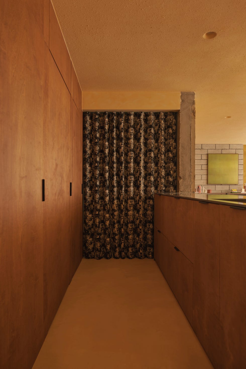 fundador ascend design reforma fragmentado piso de vivienda publica en un moderno apartamento con azulejos, marmol y vigas expuestas