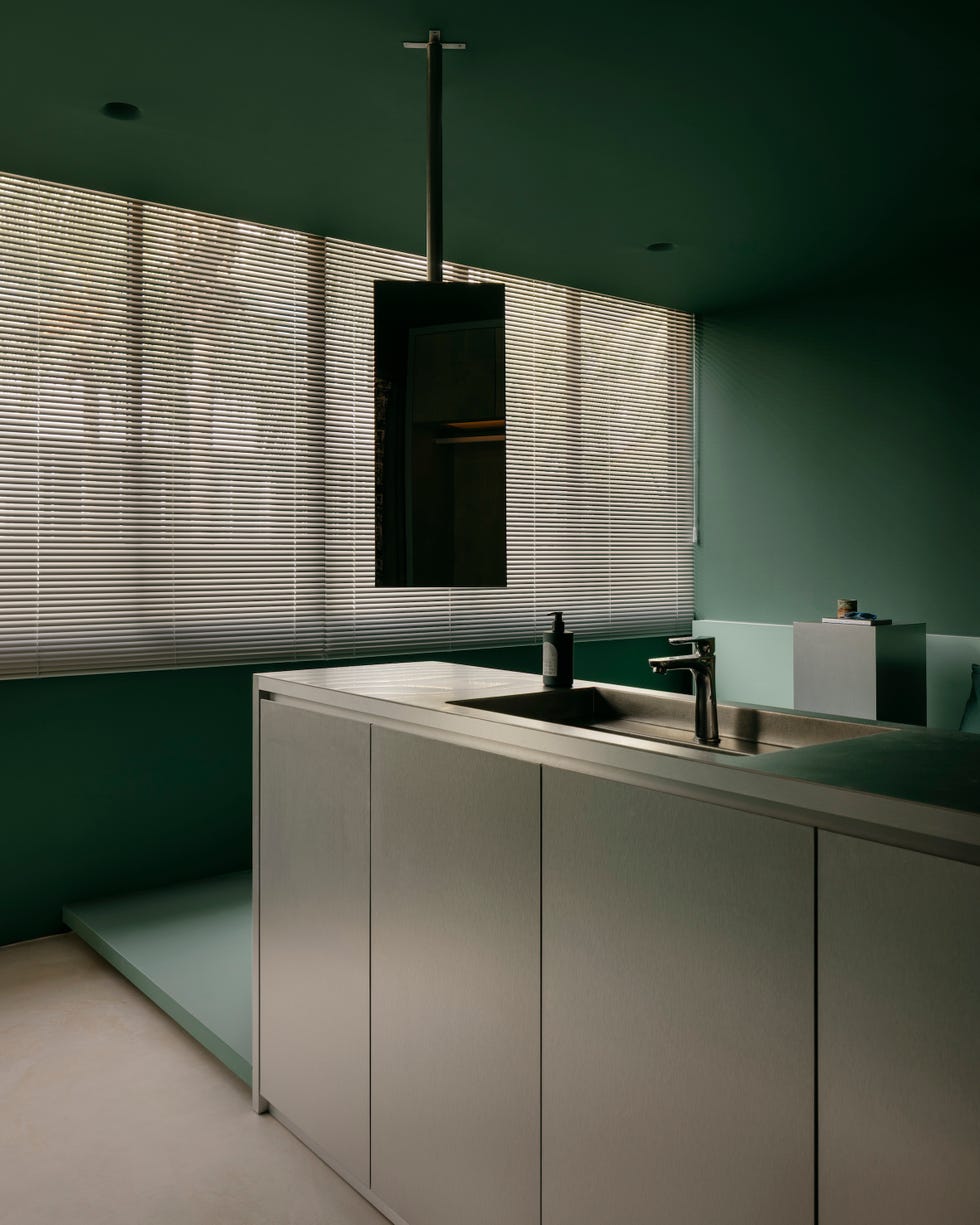 fundador ascend design reforma fragmentado piso de vivienda publica en un moderno apartamento con azulejos, marmol y vigas expuestas