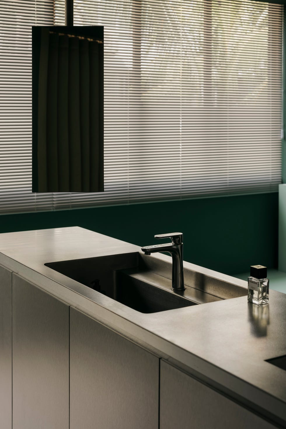 fundador ascend design reforma fragmentado piso de vivienda publica en un moderno apartamento con azulejos, marmol y vigas expuestas