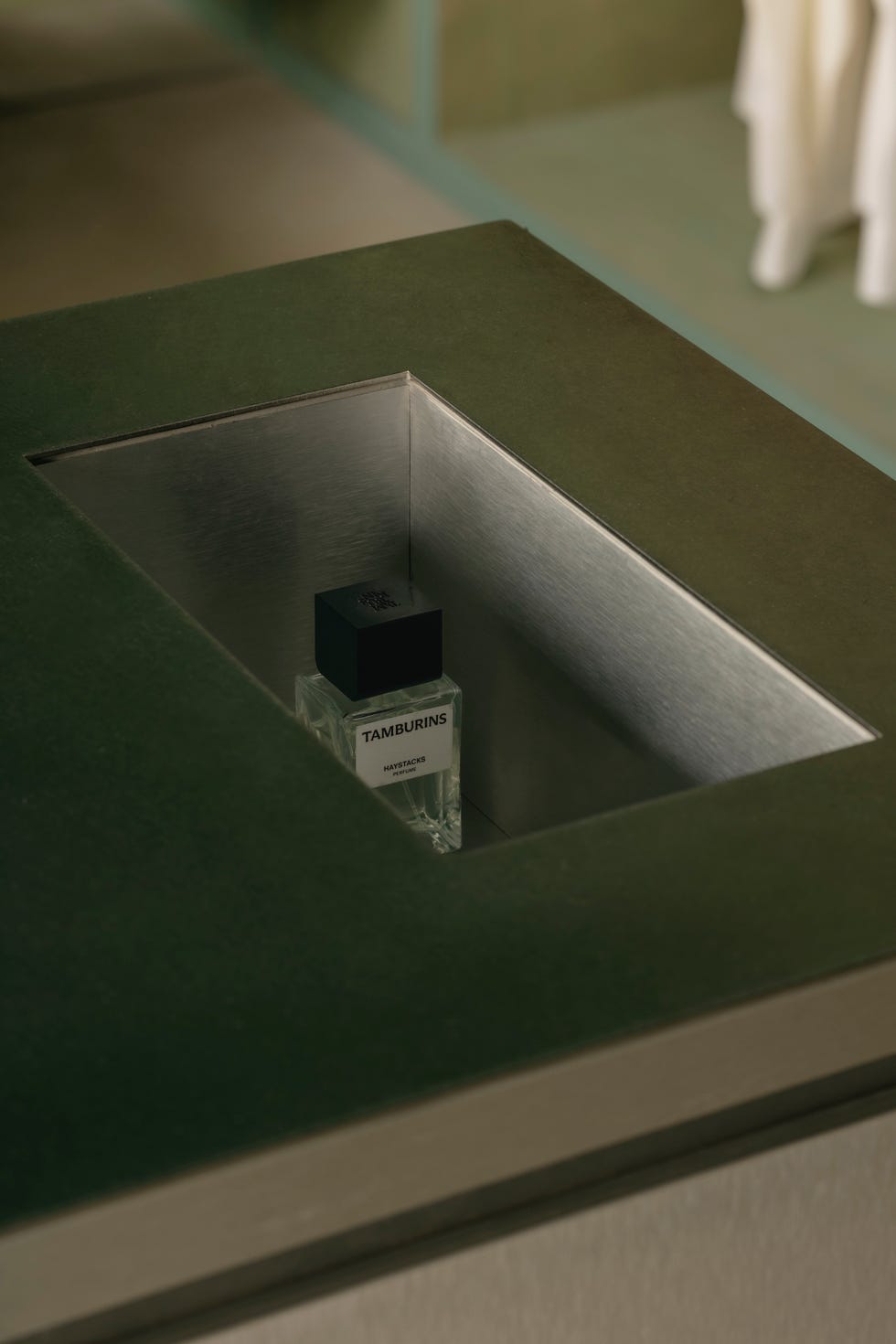 fundador ascend design reforma fragmentado piso de vivienda publica en un moderno apartamento con azulejos, marmol y vigas expuestas