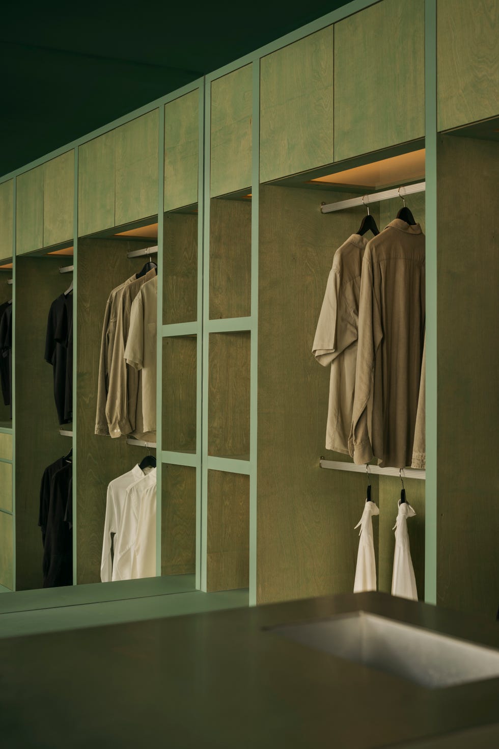 fundador ascend design reforma fragmentado piso de vivienda publica en un moderno apartamento con azulejos, marmol y vigas expuestas