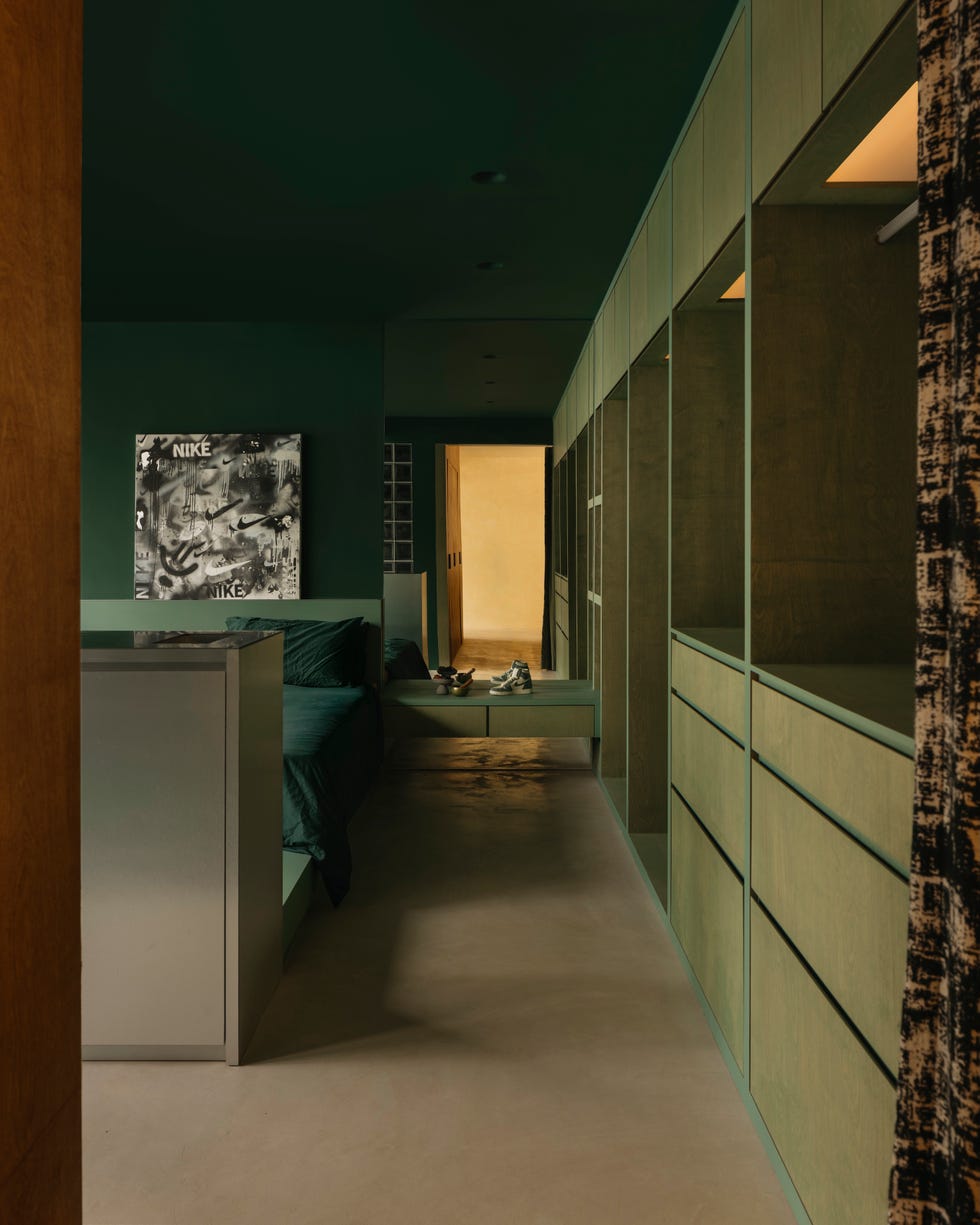 fundador ascend design reforma fragmentado piso de vivienda publica en un moderno apartamento con azulejos, marmol y vigas expuestas