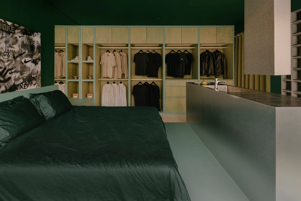 fundador ascend design reforma fragmentado piso de vivienda publica en un moderno apartamento con azulejos, marmol y vigas expuestas