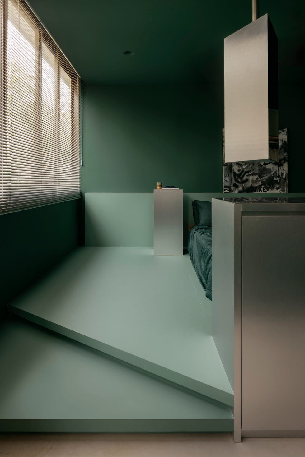 fundador ascend design reforma fragmentado piso de vivienda publica en un moderno apartamento con azulejos, marmol y vigas expuestas