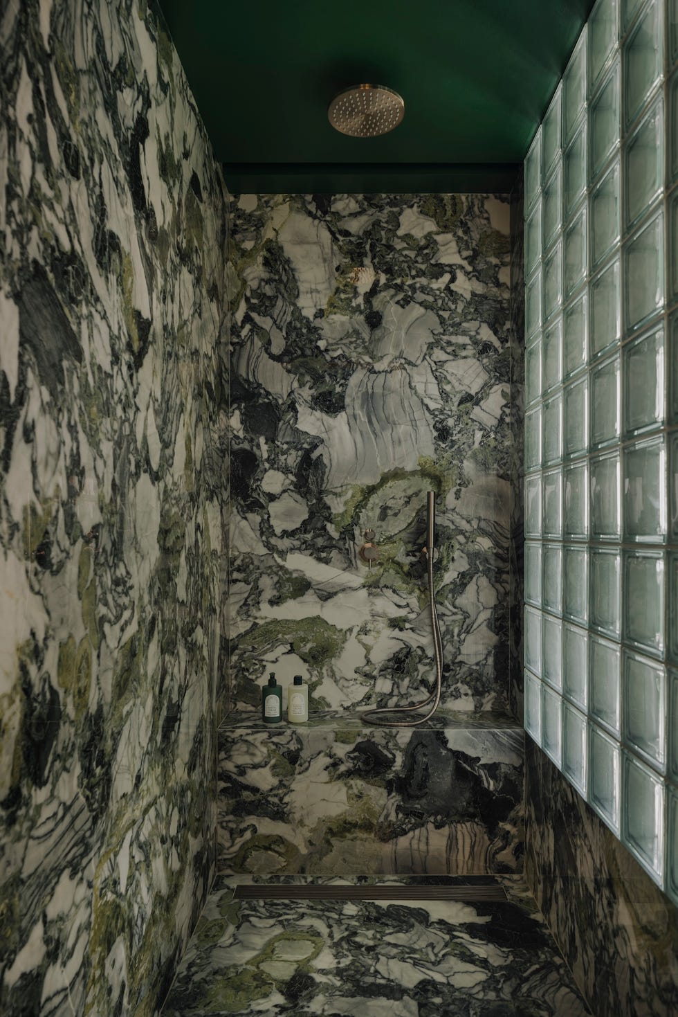 fundador ascend design reforma fragmentado piso de vivienda publica en un moderno apartamento con azulejos, marmol y vigas expuestas