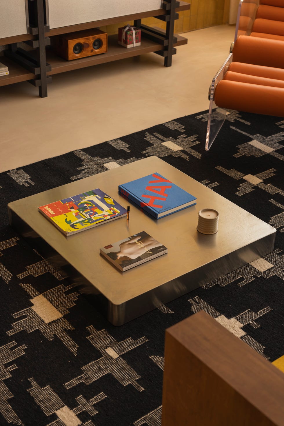 fundador ascend design reforma fragmentado piso de vivienda publica en un moderno apartamento con azulejos, marmol y vigas expuestas