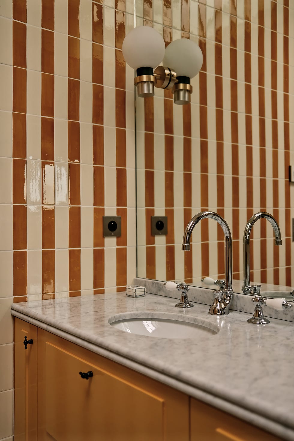 una casa parisina con muebles modernos y colores italianos del estudio hauvette madani