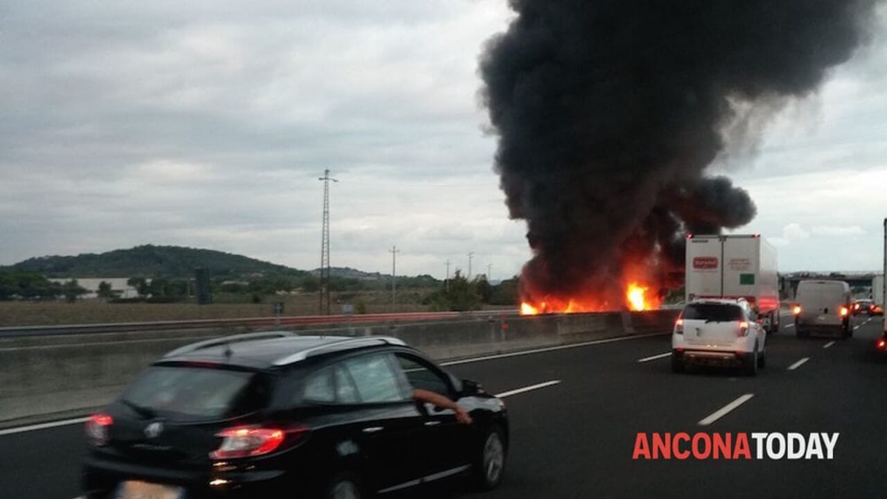 Assalto ad un portavalori in A14, commando in azione. Automobilisti bloccati: sul posto la polfer