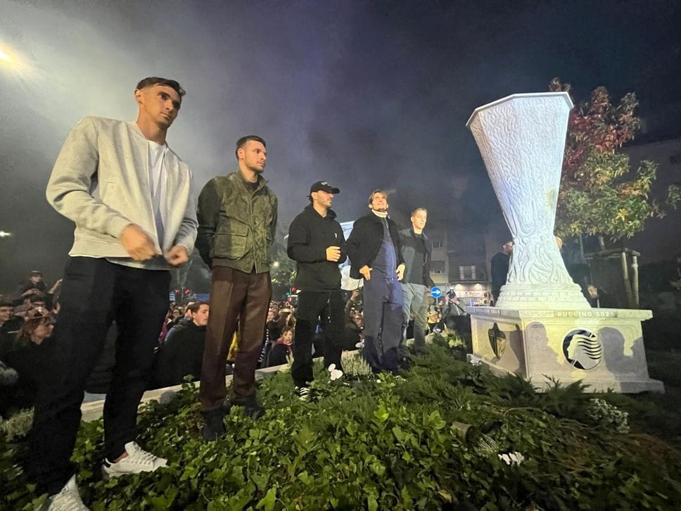 Lo svelamento della statua dedicata all’Europa League durante la festa dei 118 anni dell’Atalanta venerdì 17 ottobre allo stadio Lo svelamento della statua dedicata all’Europa League durante la festa dei 118 anni dell’Atalanta venerdì 17 ottobre allo stadio