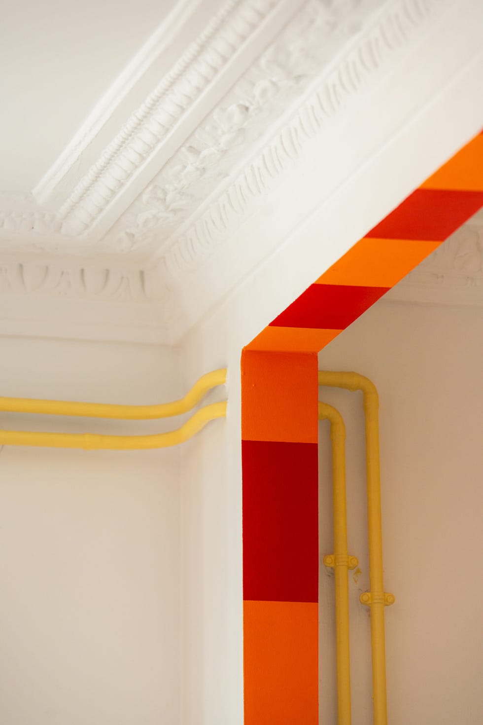 techos, tuberias y molduras de una casa decorada con muebles vintage de colores